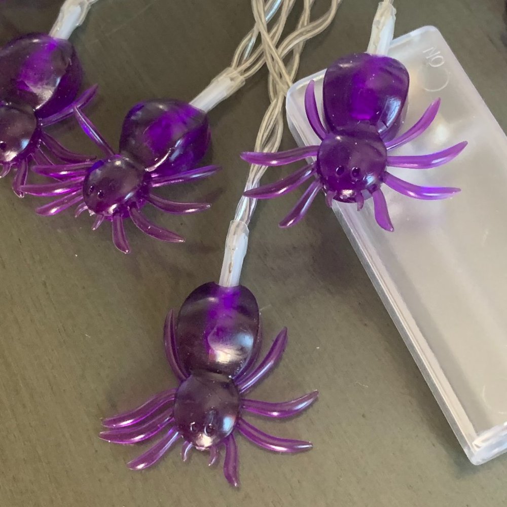 10' Halloween Purple Rubber Crawling Spiders 2 AA Batteries LED String Lights